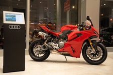 Mẫu Ducati Panigale V2 S thế hệ mới cũng đang được trưng bày trong chuỗi sự kiện ra mắt Audi Q...jpg