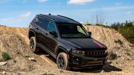 2027-jeep-grand-cherokee-trailhawk-in-black-front-angled-view-off-road-driving.jpeg
