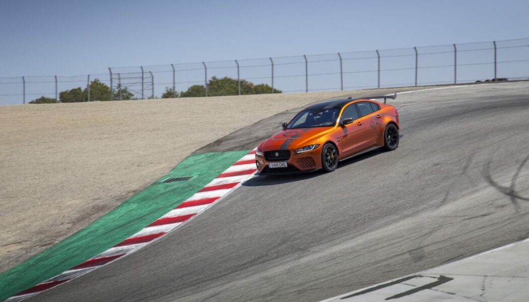 Jaguar XE SV Project 8 trở thành chiếc sedan nhanh nhất đường đua Laguna Seca