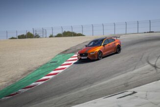 Jaguar XE SV Project 8 trở thành chiếc sedan nhanh nhất đường đua Laguna Seca