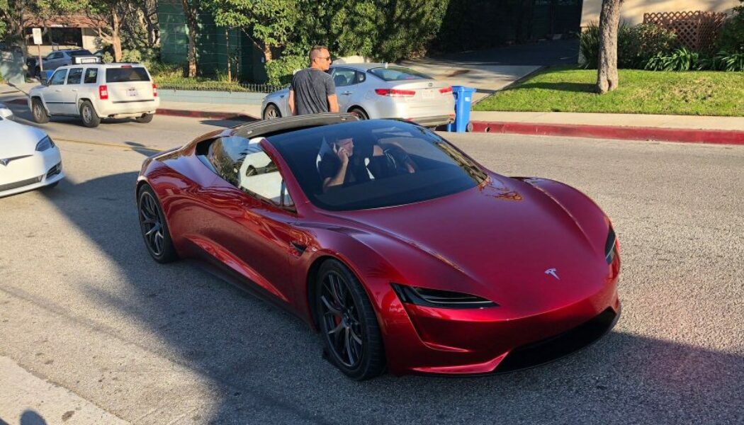 Tesla Roadster thế hệ mới tiếp tục xuất hiện tại các đại ly