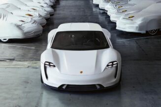 Porsche hứa hẹn Taycan sẽ có thời gian sạc nhanh gấp đôi Tesla
