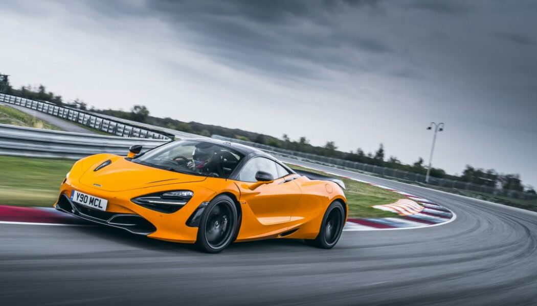 Xem McLaren 720S so tài cùng Lamborghini và Ferrari