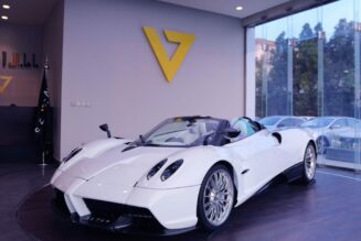 Chiếc Pagani Huayra Roadster đầu tiên xuất xưởng được rao bán