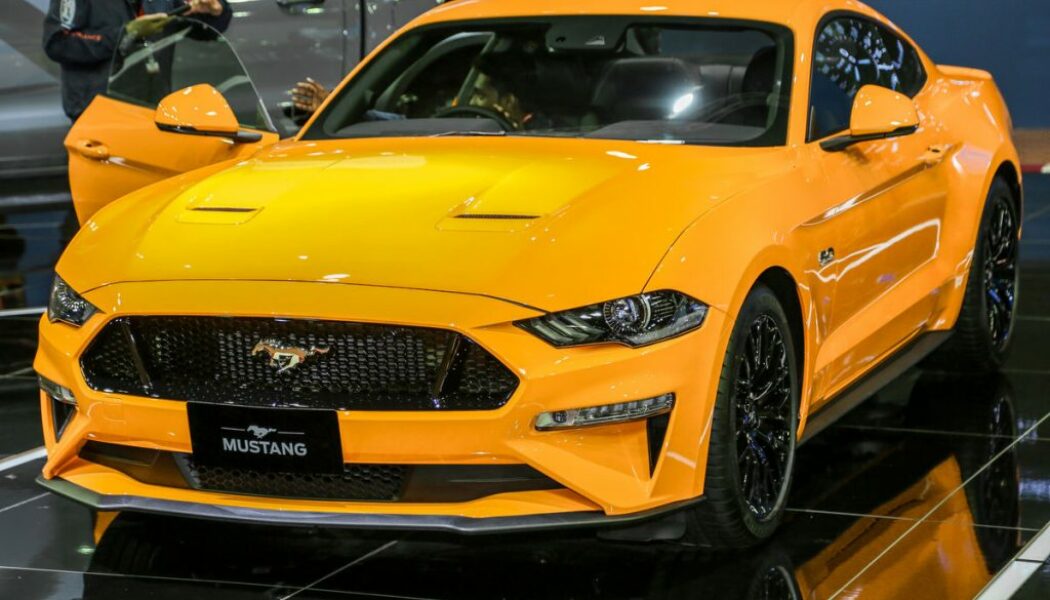 Xem Ford Mustang GT 2019 màu cam Orange Fury trưng bày tại Malaysia