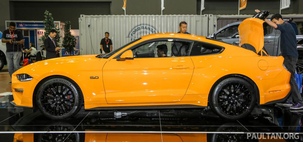  Ver Orange Fury Orange Ford Mustang GT en exhibición en Malasia