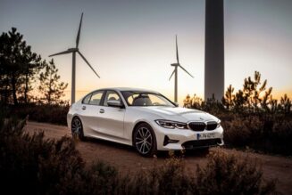 Xe sang tiết kiệm: BMW 330e hybrid cắm điện, sạc đầy đi được 60 km