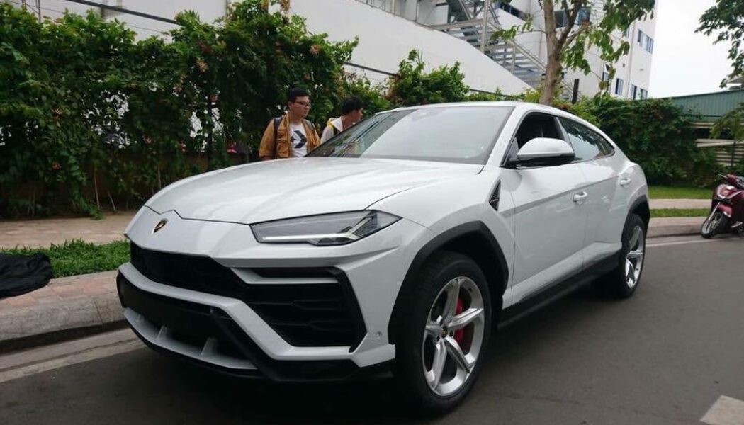 Lamborghini Urus được đưa về Vinhomes Central Park tại TP.HCM