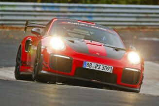 Porsche 911 GT2 RS MR giành lại ngôi vương tại “Địa ngục xanh”