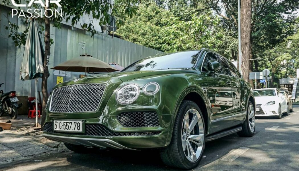 Cận cảnh Bentley Bentayga màu độc trên phố Sài Gòn