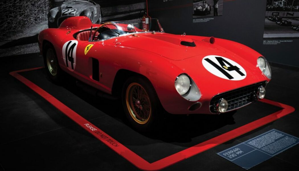 Ferrari 290 MM từng được lái bởi J.M.Fagio và Stirling Moss được bán đấu giá hơn 22 triệu Đô-la