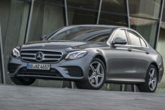 Xe hybrid cắm điện Mercedes-Benz E300e 2019 có giá từ 60.000 USD