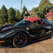 Chở cây thông Giáng sinh bằng LaFerrari Aperta có giá hơn 7 triệu Đô-la!