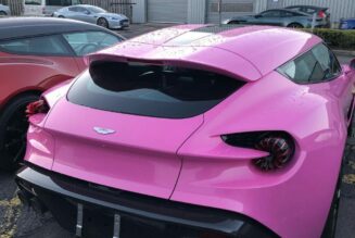 Aston Martin Vanquish Zagato trở nên độc lạ với màu sơn hồng