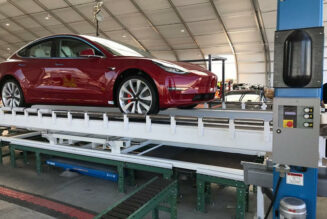 Xem Tesla lắp ráp Model 3 trong một phút