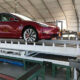 Xem Tesla lắp ráp Model 3 trong một phút