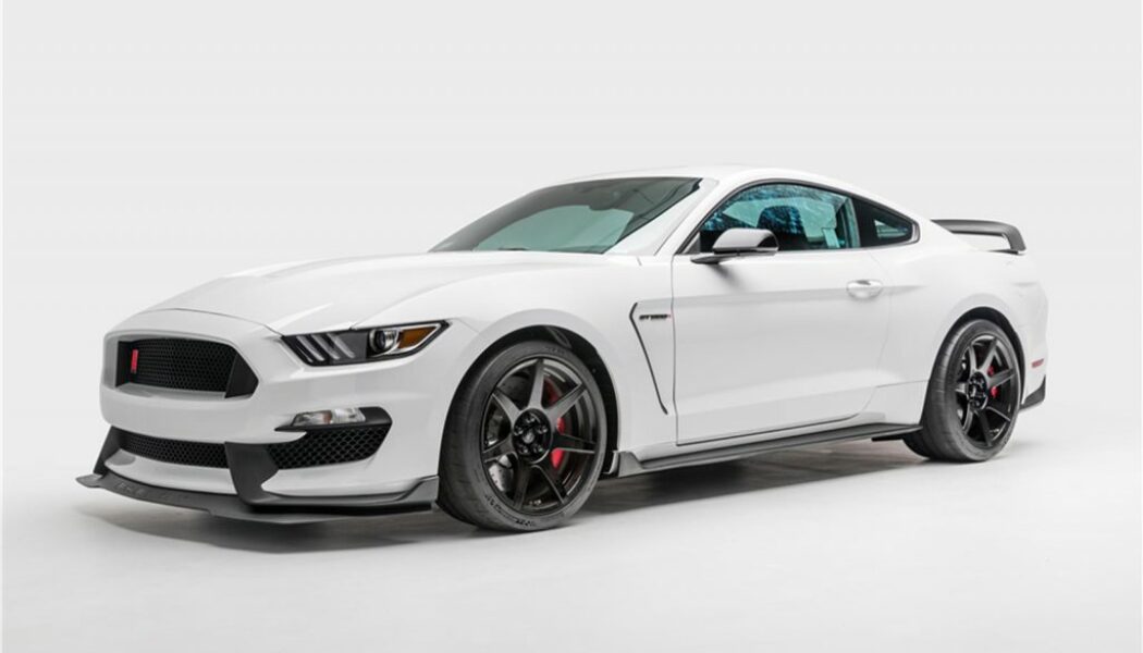 Ford Shelby GT350R cực hiếm được bán với giá bất ngờ