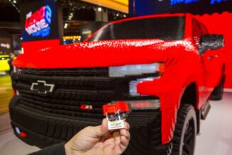 Chevrolet hợp tác cùng LEGO ra mắt Silverado LEGO bằng kích cỡ thật