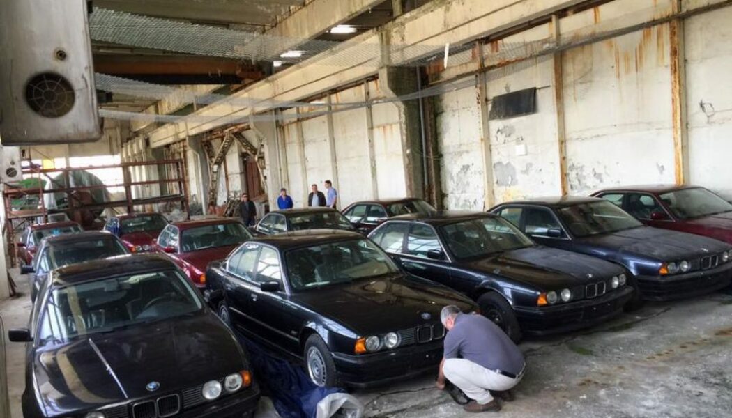 “Khai quật” kho xe BMW 5-Series E34 chưa sử dụng, bị lãng quên 25 năm