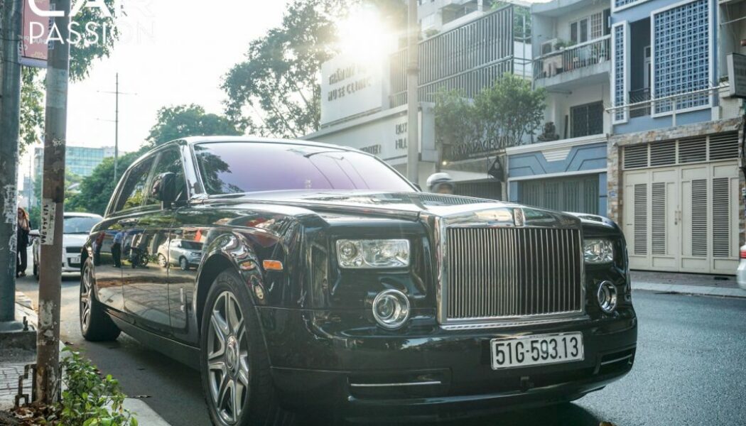 Bắt gặp Rolls-Royce Phantom “Year of the Dragon” dạo phố dịp Tết