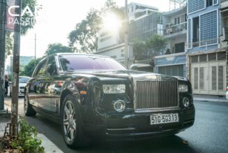 Bắt gặp Rolls-Royce Phantom “Year of the Dragon” dạo phố dịp Tết