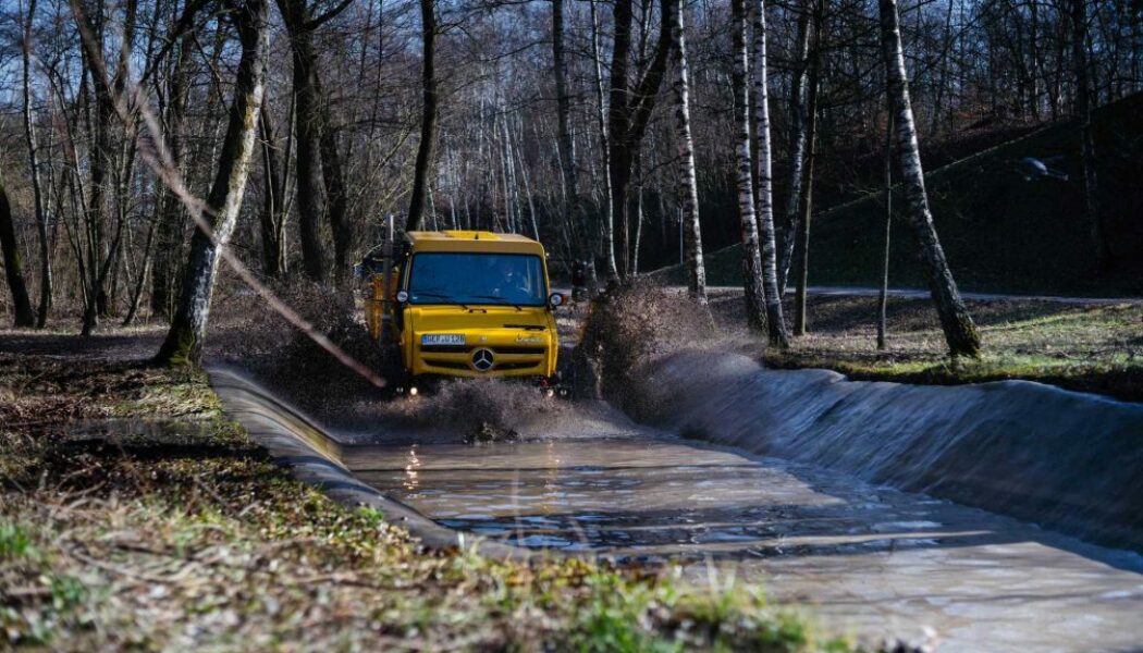 Xem Mercedes Unimog chinh phục trở ngại bằng số lùi