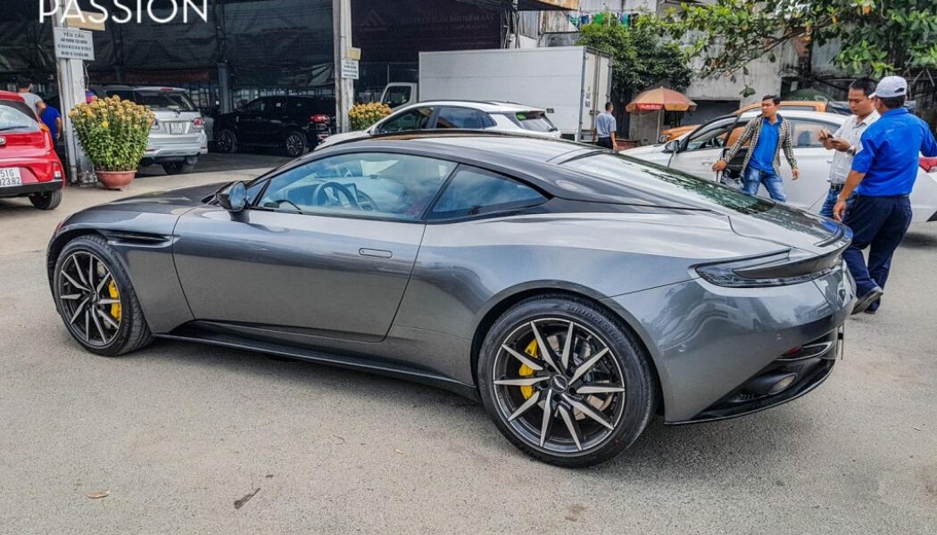 Aston Martin DB11 đầu tiên tại Việt Nam ra biển số Sài Gòn