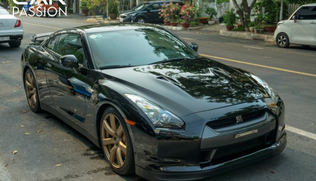 Nissan GT-R (R35) màu đen bất ngờ xuất hiện tại Sài Gòn