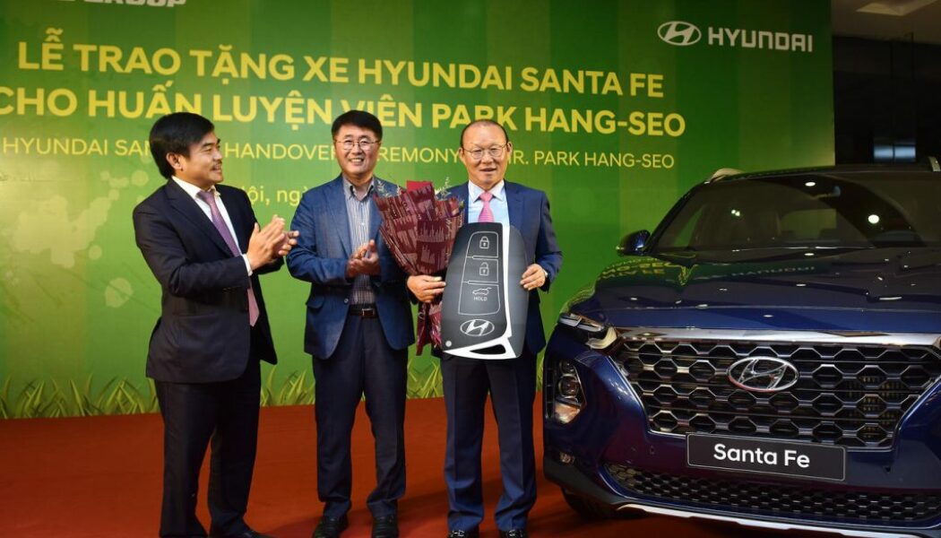 HLV Park Hang-seo được tặng Hyundai Santa Fe Premium trị giá 1,245 tỷ đồng