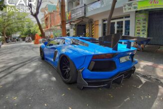 Liberty Walk Lamborghini Aventador trở lại với màu xanh nguyên bản