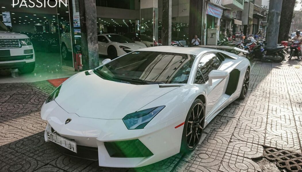 Cận cảnh Lamborghini Aventador vừa về tay đại gia Bình Dương