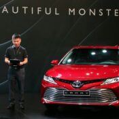 “Bình mới rượu cũ” Toyota Camry thế hệ thứ 8 ra mắt Việt Nam