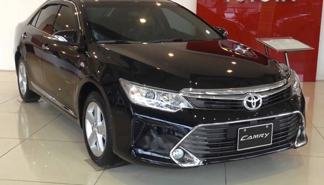 Dọn đường cho xe thế hệ mới nhập khẩu, Toyota Camry lắp ráp tại Việt Nam giảm giá mạnh