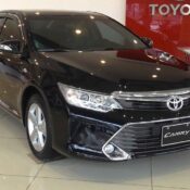 Dọn đường cho xe thế hệ mới nhập khẩu, Toyota Camry lắp ráp tại Việt Nam giảm giá mạnh