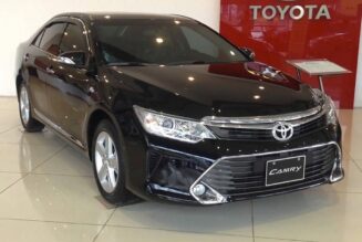 Dọn đường cho xe thế hệ mới nhập khẩu, Toyota Camry lắp ráp tại Việt Nam giảm giá mạnh