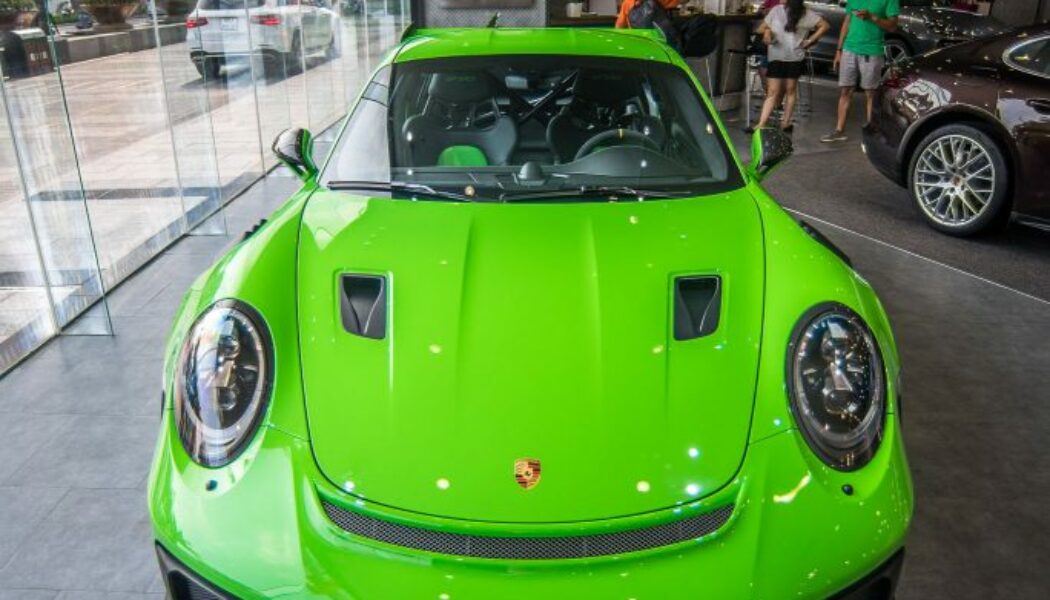 Cận cảnh Porsche 911 GT3 RS màu xanh lá độc đáo đang được trưng bày tại Hà Nội