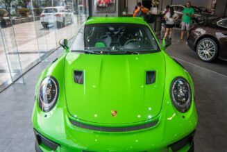 Cận cảnh Porsche 911 GT3 RS màu xanh lá độc đáo đang được trưng bày tại Hà Nội