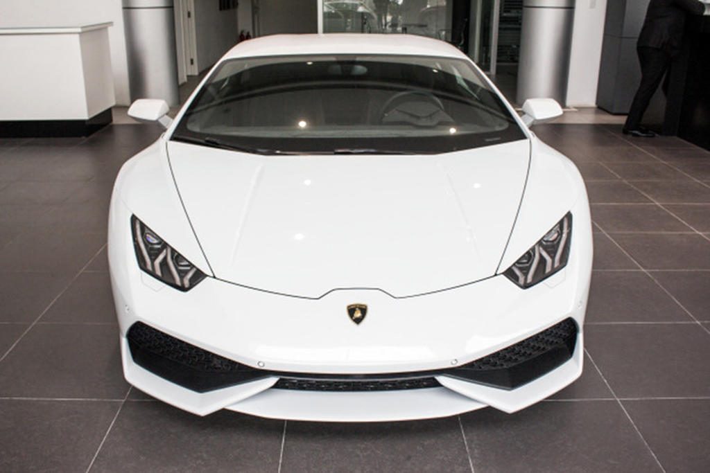 Lamborghini Huracan màu trắng 