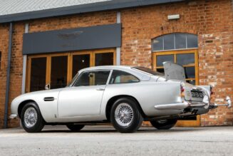 Một trong ba chiếc Aston Martin DB5 của James Bond được mang bán đấu giá