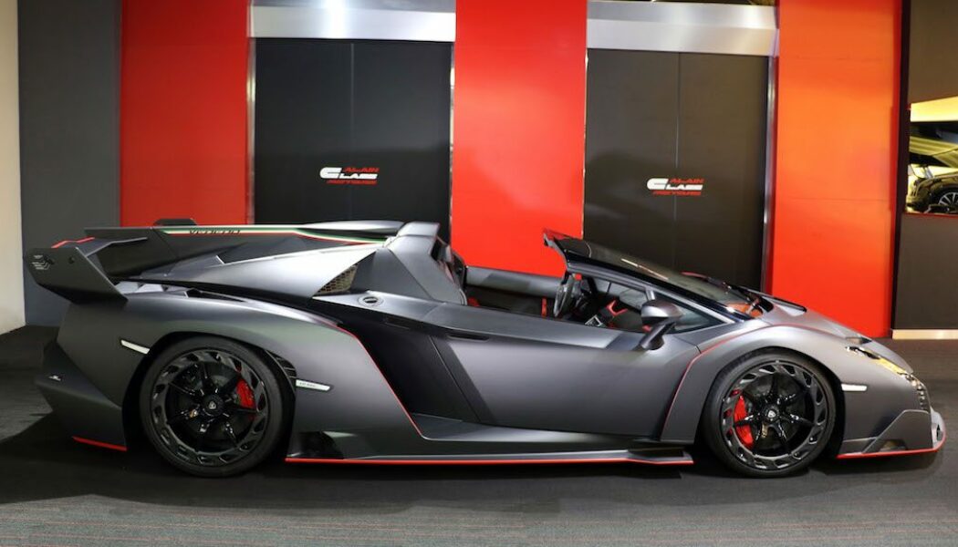 Ngắm Lamborghini Veneno Roadster với thân vỏ bằng sợi carbon độc đáo