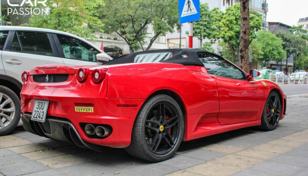 Ferrari F430 Spider nổi bật trên phố Hà Nội