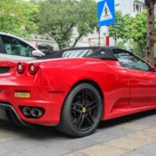 Ferrari F430 Spider nổi bật trên phố Hà Nội