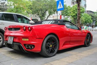 Ferrari F430 Spider nổi bật trên phố Hà Nội