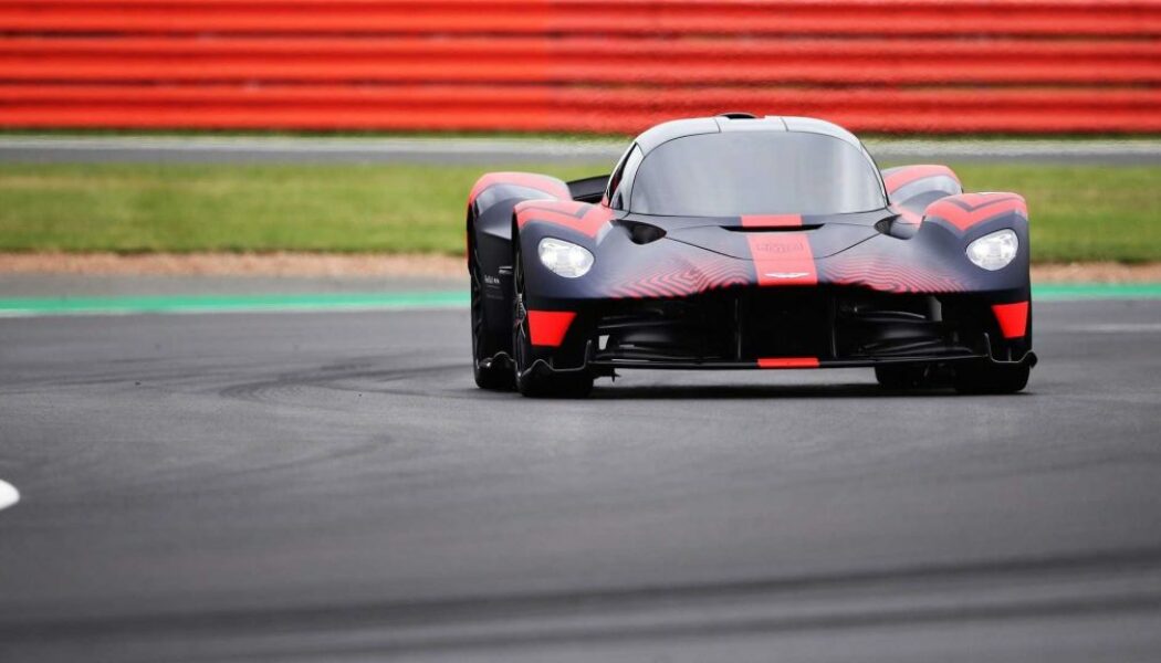 Aston Martin Valkyrie lần đầu chạy thử trước công chúng tại Silverstone