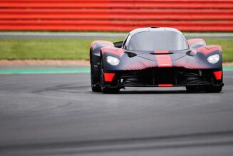 Aston Martin Valkyrie lần đầu chạy thử trước công chúng tại Silverstone