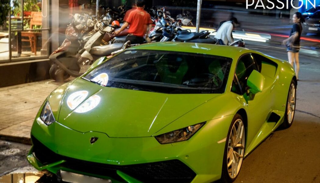 Lamborghini Huracan màu xanh cốm nổi bật trên phố đêm