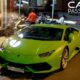 Lamborghini Huracan màu xanh cốm nổi bật trên phố đêm