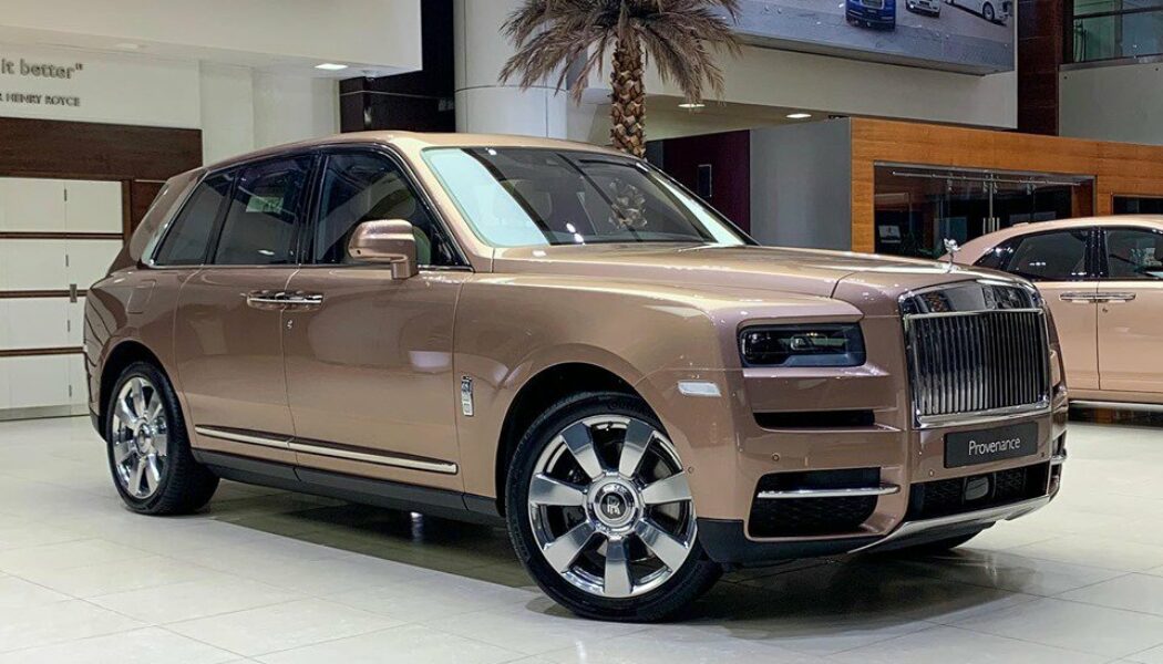 Rolls-Royce Cullinan trở nên ấn tượng với màu sơn Petra Gold