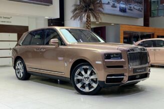 Rolls-Royce Cullinan trở nên ấn tượng với màu sơn Petra Gold