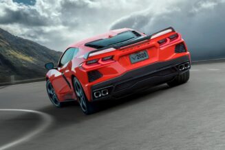 So sánh Chevrolet Corvette C8 với những đối thủ cùng phân khúc